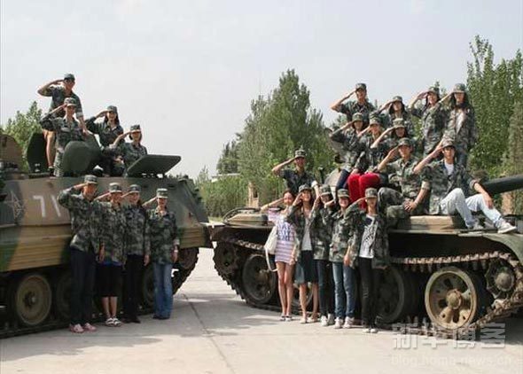 軍營里迎來30名模特