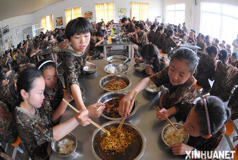 酷暑中的軍事夏令營(yíng)