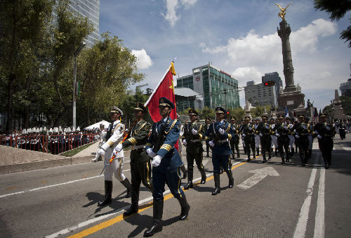 中國(guó)人民解放軍儀仗方隊(duì)亮相墨西哥閱兵式