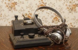 英八旬老翁酷愛無線電 搜集千余臺收音機(jī)自建博物館