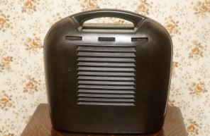 英八旬老翁酷愛無線電 搜集千余臺收音機(jī)自建博物館