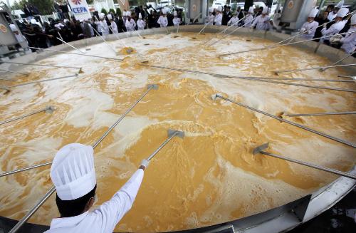 直徑10米、重4.4噸 世界最大煎蛋卷土耳其誕生