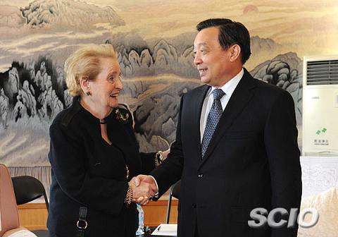 國新辦主任王晨會見美國前國務(wù)卿奧爾布賴特