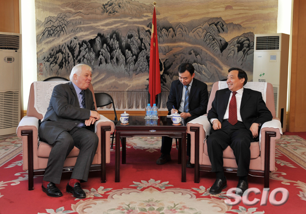 王晨分別會見彭定康和李侃如