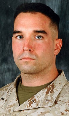 美駐阿士兵想奇招 冰雕“替身”陪家人過(guò)圣誕