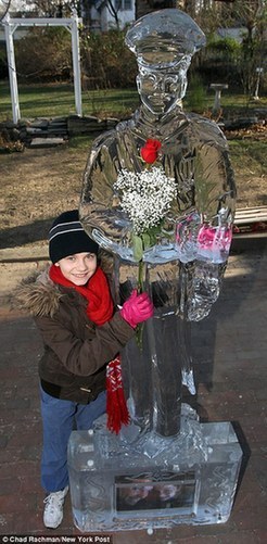 美駐阿士兵想奇招 冰雕“替身”陪家人過(guò)圣誕