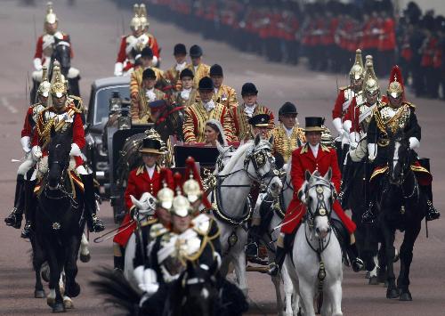 英國(guó)世紀(jì)婚禮出小插曲 威廉為凱特戴戒指一次未成功
