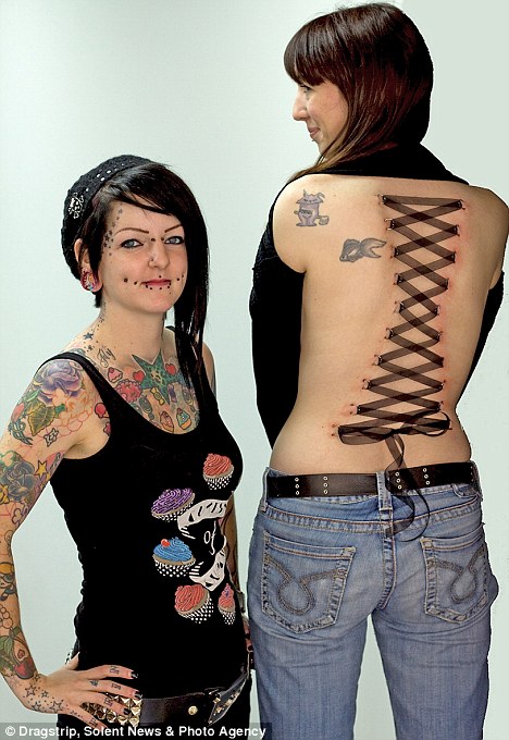 要新潮先自虐?英國流行“穿洞緊身衣”