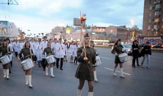 紀念衛(wèi)國戰(zhàn)爭勝利66周年 俄總統(tǒng)向無名烈士墓獻花