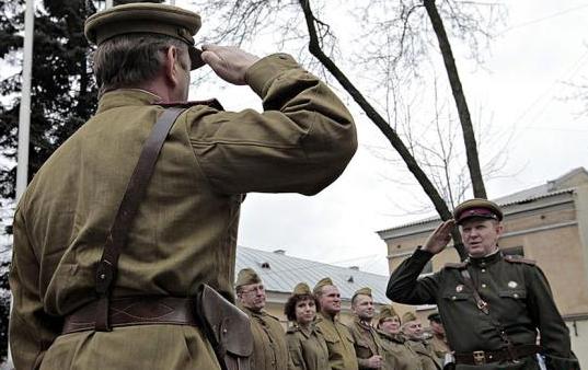 紀念衛(wèi)國戰(zhàn)爭勝利66周年 俄總統(tǒng)向無名烈士墓獻花