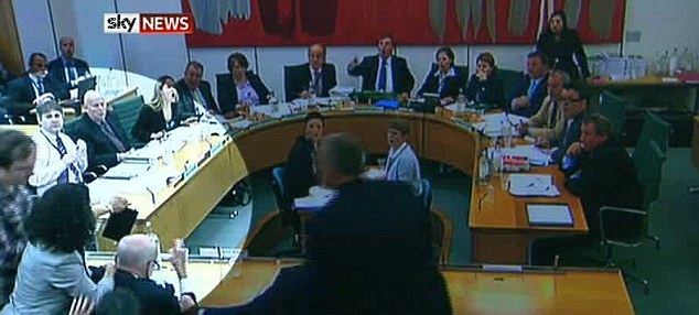 聽證會(huì)上默多克遇襲 鄧文迪挺身相護(hù)