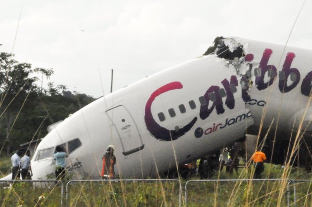 圭亞那雨夜急降機(jī)身斷裂 奇跡兩度發(fā)生163人全部生還