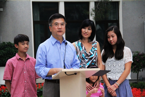 駱家輝攜家人首次亮相：我代表的是美國(guó)價(jià)值觀