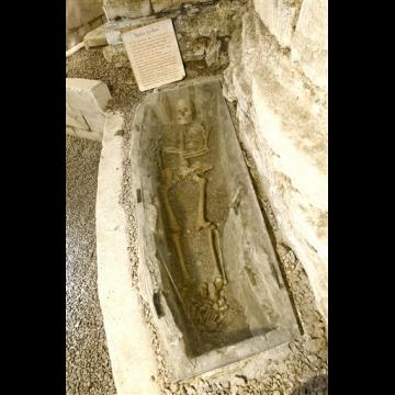 瑞典購(gòu)房廣告真稀奇 買名城古別墅送800年骷髏!