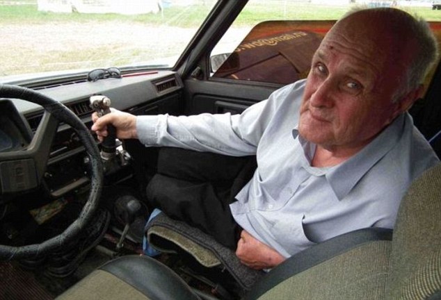 俄羅斯老人造出廉價(jià)“飛車” 讓窮人也能圓飛行夢