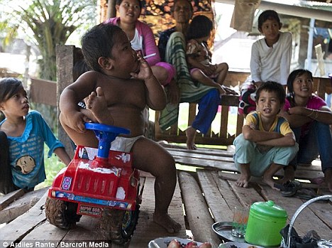 印尼小煙民震驚世界：2歲兒童吞云吐霧