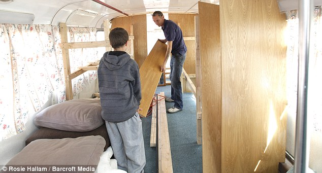 房?jī)r(jià)太高買不起 英國(guó)夫婦改建雙層巴士當(dāng)新家