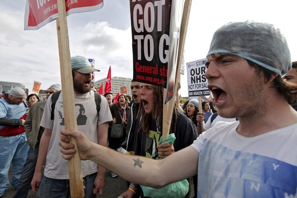 倫敦民眾舉牌抗議醫(yī)保改革