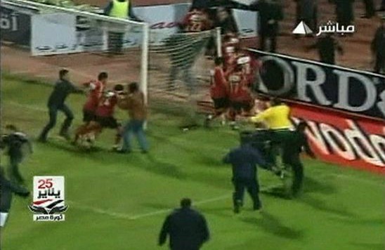 埃及最嚴(yán)重球迷騷亂致數(shù)百人死傷 全球媒體扼腕嘆息