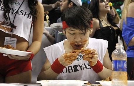 日本大胃王小林尊半小時(shí)狂吞337只雞翅創(chuàng)紀(jì)錄