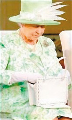 英國(guó)女王手提包里裝點(diǎn)啥？小鏡子、口紅、紙幣不可少