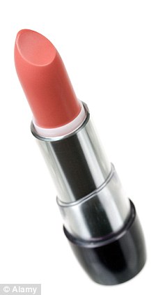 英國(guó)女王手提包里裝點(diǎn)啥？小鏡子、口紅、紙幣不可少