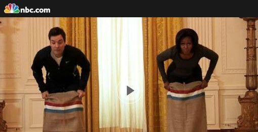 美國第一夫人再上電視談話節(jié)目 與主持人拔河賽跑