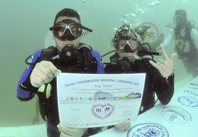泰國舉行水下婚禮 6對新人喜結(jié)連理