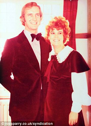 一張情人節(jié)賀卡使用34年 英國(guó)老夫婦只愿“深情依舊”