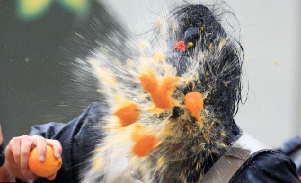 另類狂歡！意大利小城上演“橙子大戰(zhàn)”