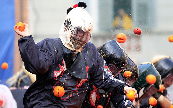 另類狂歡！意大利小城上演“橙子大戰(zhàn)”