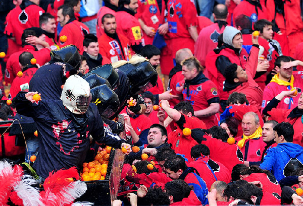 另類狂歡！意大利小城上演“橙子大戰(zhàn)”