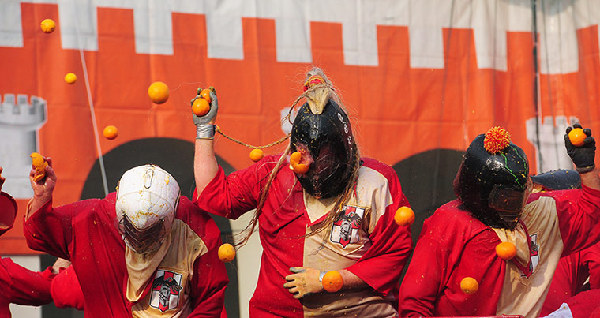 另類狂歡！意大利小城上演“橙子大戰(zhàn)”