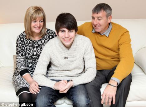 英國(guó)青年從千米高空跳下 降落傘沒(méi)打開(kāi)竟奇跡生還