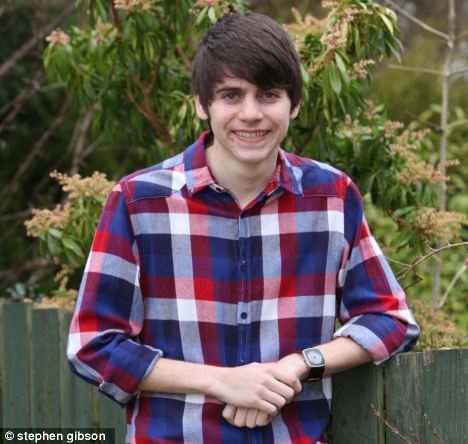 英國(guó)青年從千米高空跳下 降落傘沒(méi)打開(kāi)竟奇跡生還