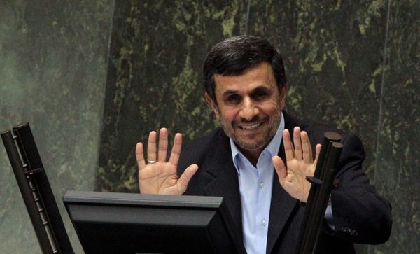 伊朗總統(tǒng)內(nèi)賈德“玩笑”方式接受質(zhì)詢 與議會斗爭將持續(xù)