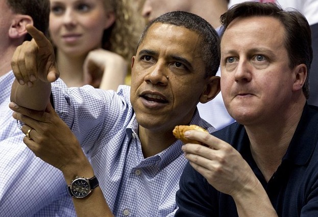 卡梅倫享用“空軍一號(hào)”美總統(tǒng)專用床 奧巴馬為其掖被