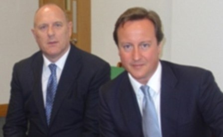 英媒“釣魚”暗訪揭25萬(wàn)可游說(shuō)卡梅倫 保守黨公布首相宴客名單