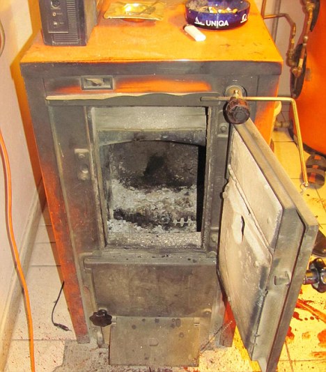 為吃政府補(bǔ)助竟自斷左腳扔烤爐！ 奧地利懶漢“偷雞不成蝕把米”