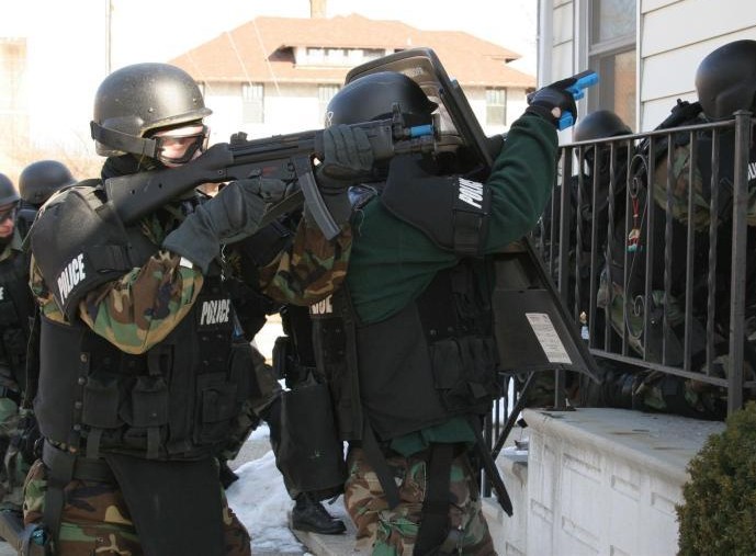 因“狗屎小事”喪理智 美76歲老人槍殺妻子和寵物犬