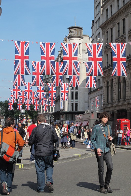 女王登基慶典富含中國元素 華人80后設(shè)計御座獻禮