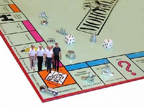 俄羅斯地方官員“懸浮”照被網(wǎng)友惡搞 現(xiàn)身月球視察工作