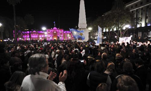 阿根廷人“敲鍋抗議”通貨膨脹 總統(tǒng)宣布提高資本貨物進(jìn)口關(guān)稅