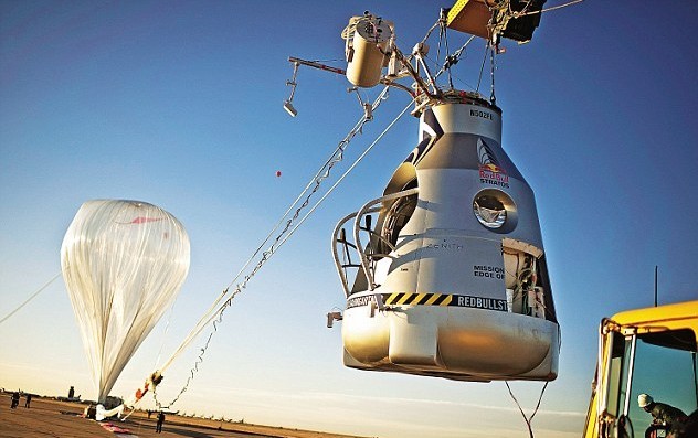 跳傘狂人挑戰(zhàn)3.65萬米高空跳傘 下降速度將超音速