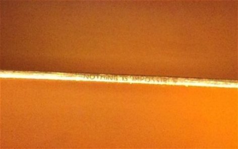 剃須刀片刀鋒上刻字 英國(guó)男子完成世界上最小微雕作品