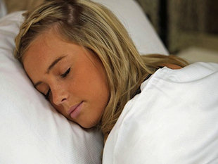 英國少女患罕見“睡美人病” 一覺睡倆月無藥可治