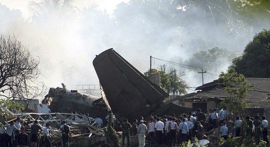 印尼空軍飛機墜入首都軍方住宅區(qū) 致10人死亡