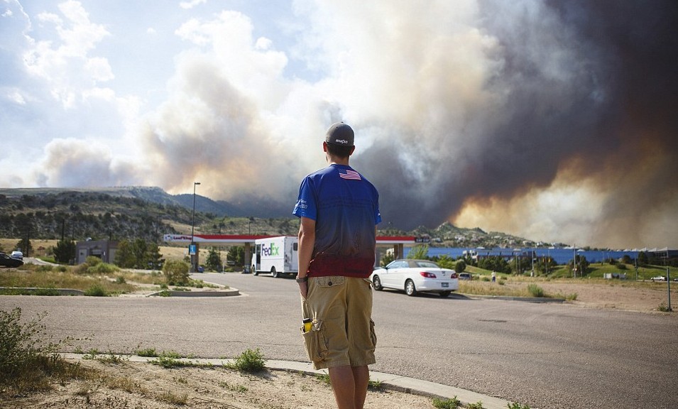 美國科羅拉多州大火肆虐逼近空軍學院 3.2萬人被迫疏散