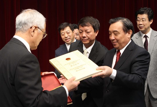 國新辦主任王晨為日本創(chuàng)價大學中國圖書館揭牌