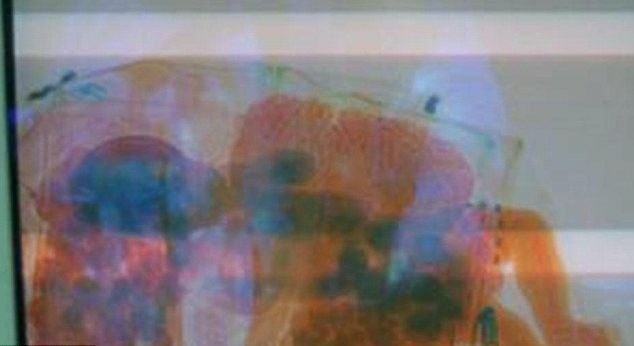 埃及夫婦阿聯(lián)酋海關(guān)鋌而走險 將嬰兒裝進(jìn)包里過安檢